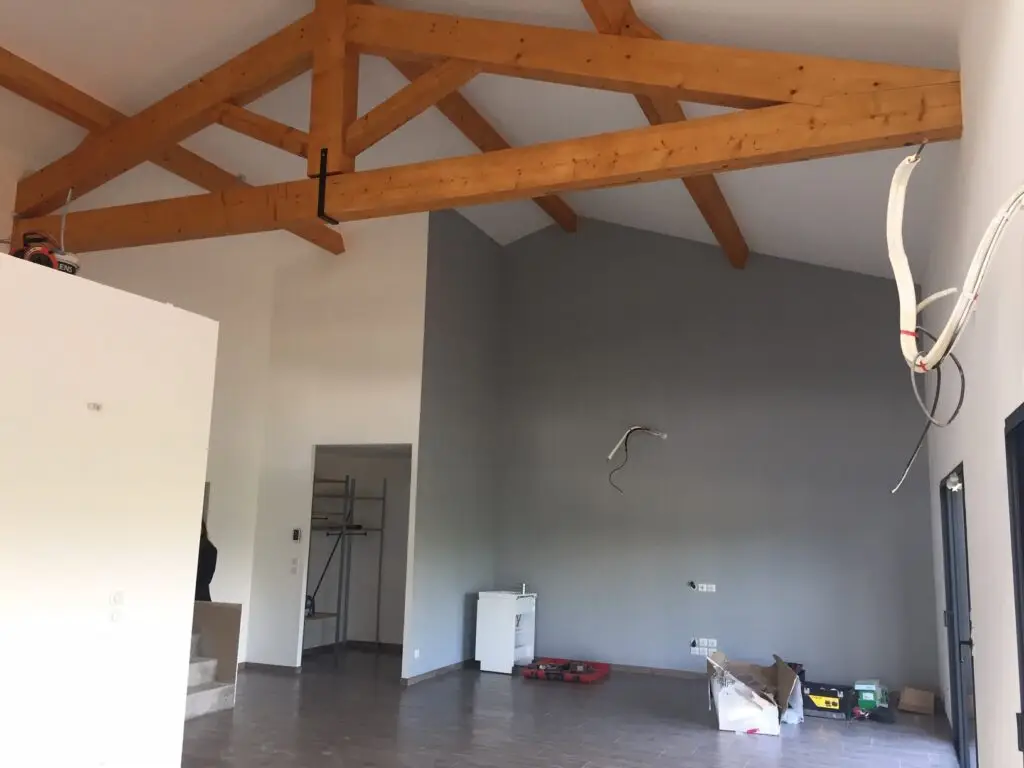 Poutre apparente dans maison en construction